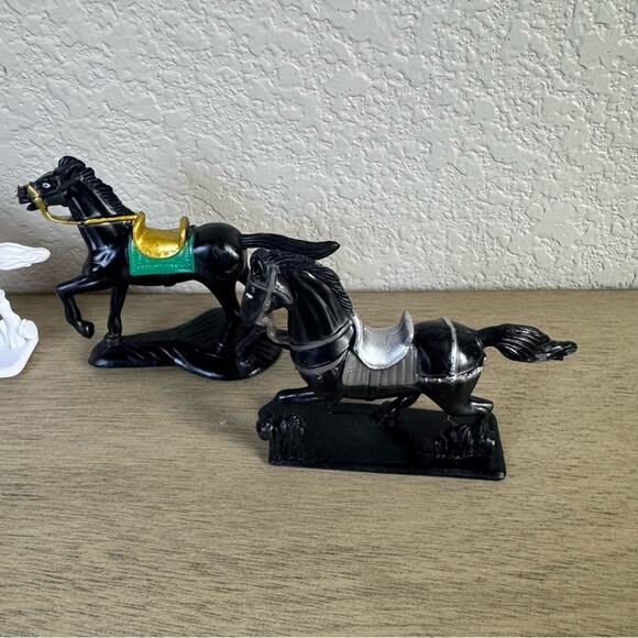 Set of 4 Plastic Horses – 1/32 Scale (Two Black & Two White) - Picture 3 of 4
